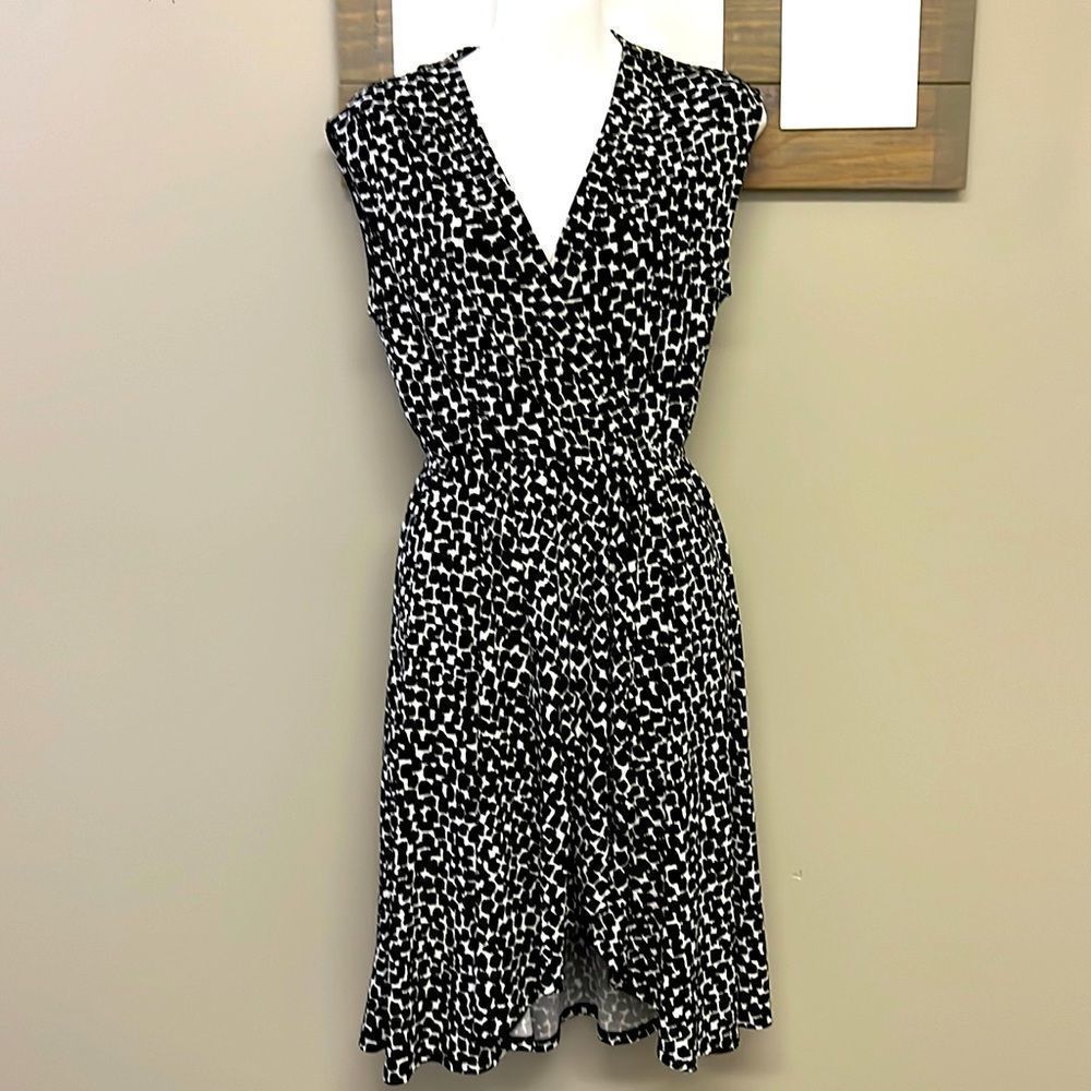 $228 BCBG MaxAzria Sleeveless V-Neck Black White Carmelle Faux Wrap Dress